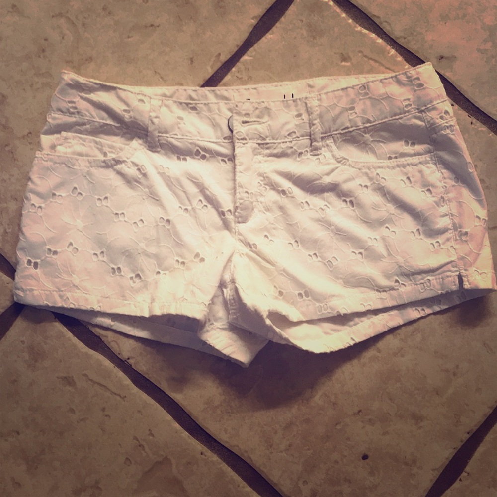 White eyelet Aeropostale shorts - Size 3/4